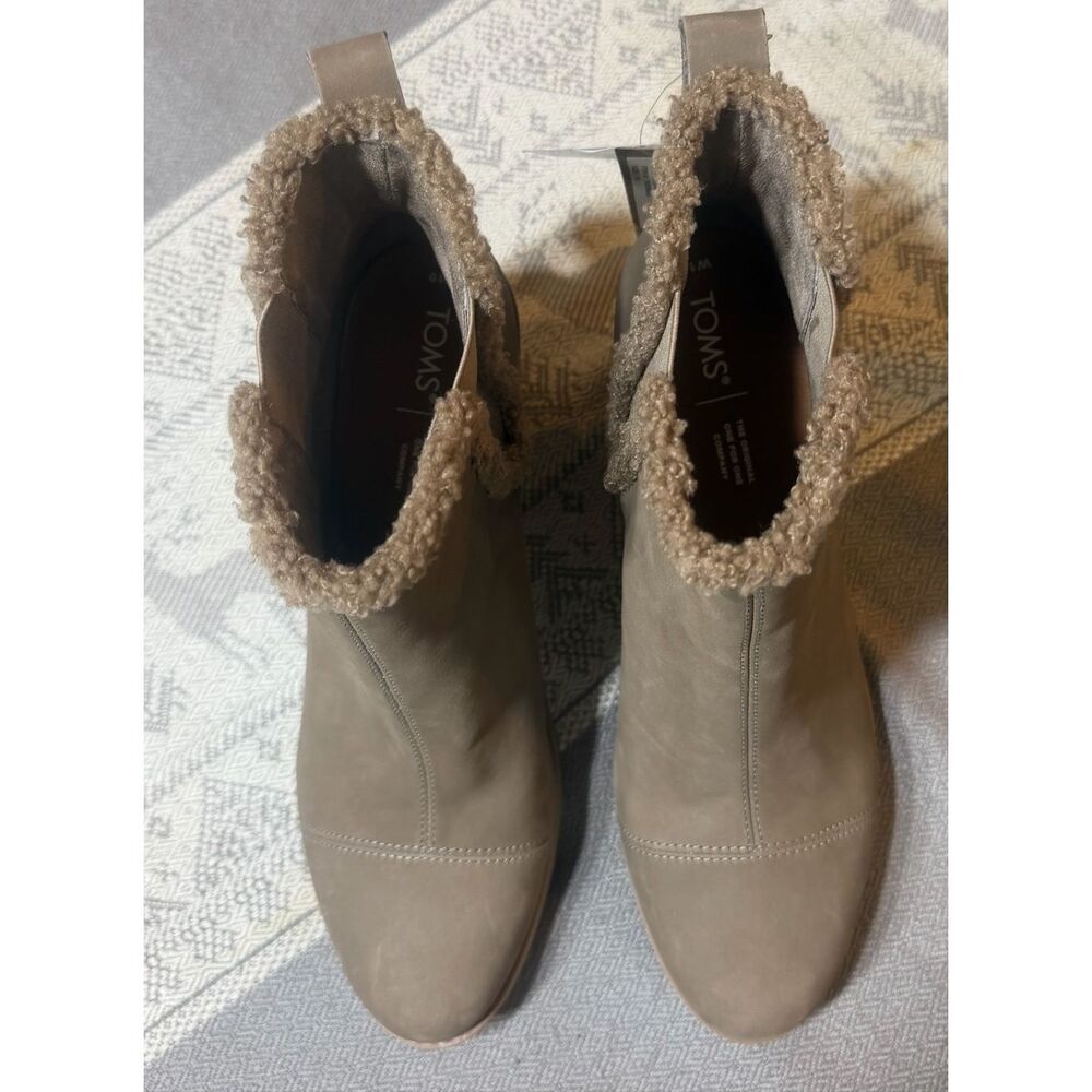 TOMS Women's Everly Chelsea Boot, Taupe Grey Leather/Faux Shearling, 10 - Picture 4 of 8